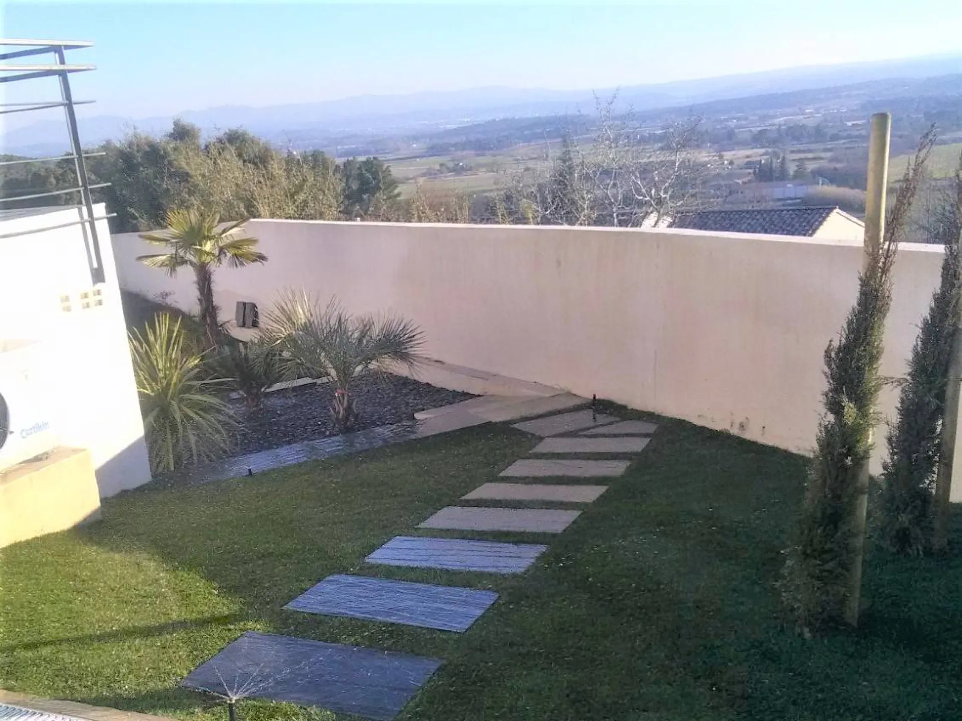 Pose de pas japonais en ardoise sur gazon pour jardin moderne épuré proche d'Aix en Provence