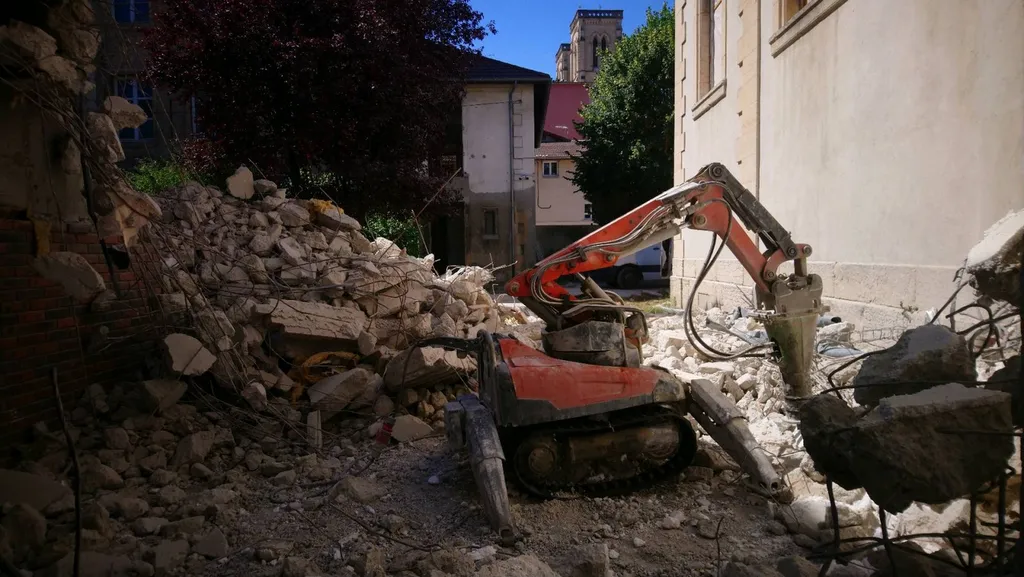 Démolition d'extensions du tribunal de Bourgoin Jailleu avec un robot en BRH et cisaille à béton