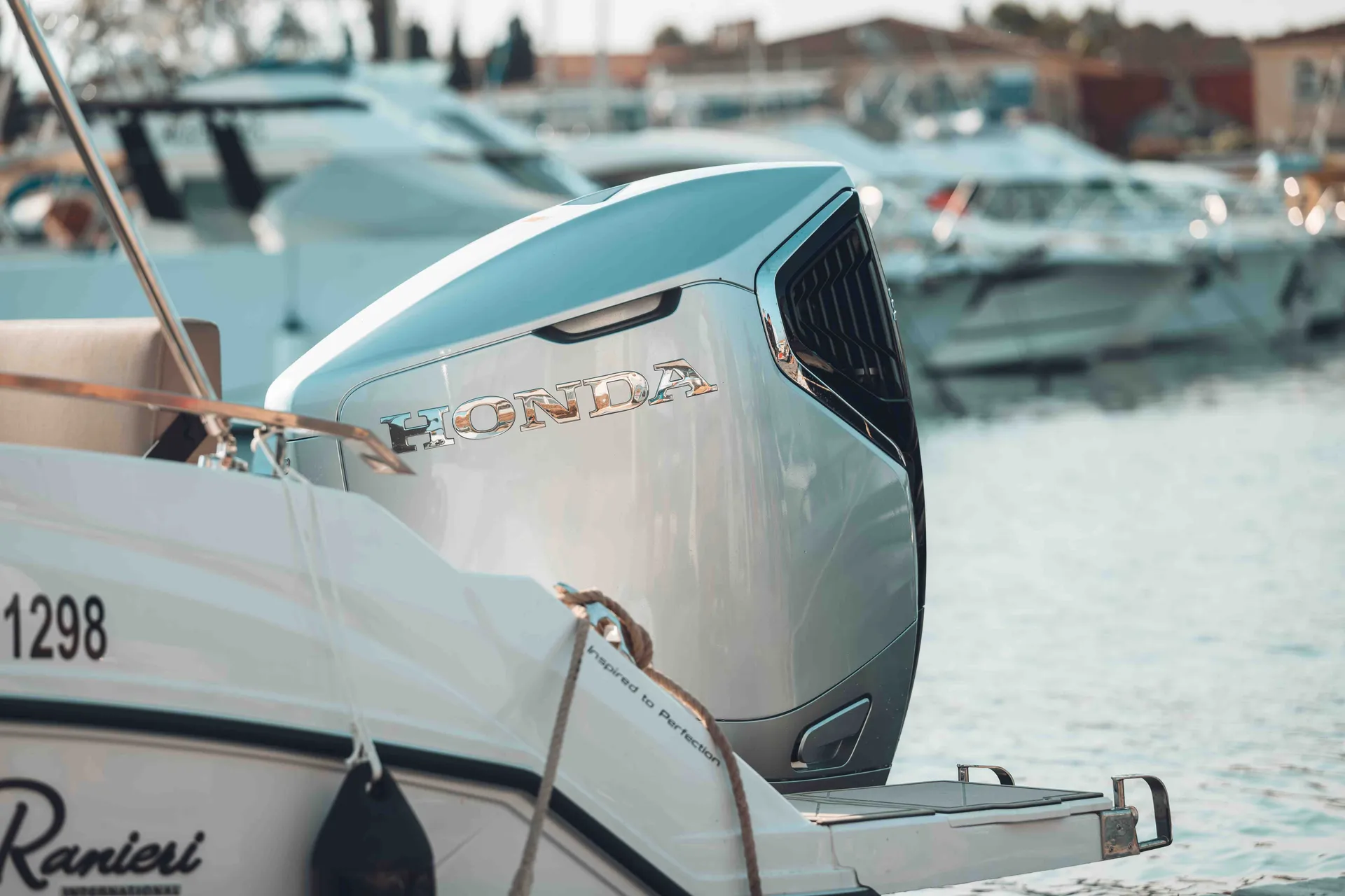 Vente de moteurs d'occasion pour motoriser ou remotoriser votre bateau de plaisance coque rigide ou semi-rigide à La Londe les Maures près de Hyères