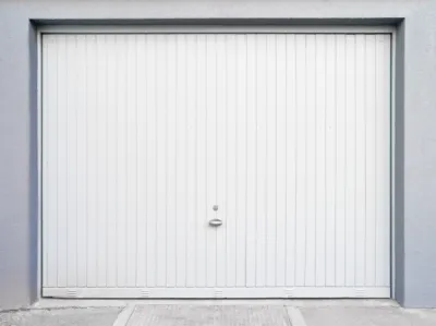 Porte de garage traditionnelle à Bourgoin-Jallieu : battante, basculante en bois ou PVC pour un style unique