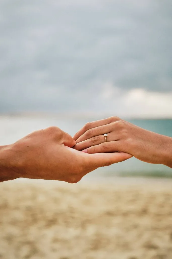 Ayrton et Samia : Une demande en mariage lors d'une séance photo magique, au pied de la Dune du Pyla en Gironde - Les Mariages de Mademoiselle L - Sandra Lexow