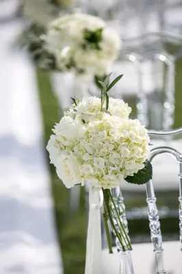 wedding flowers ceremony in south of france