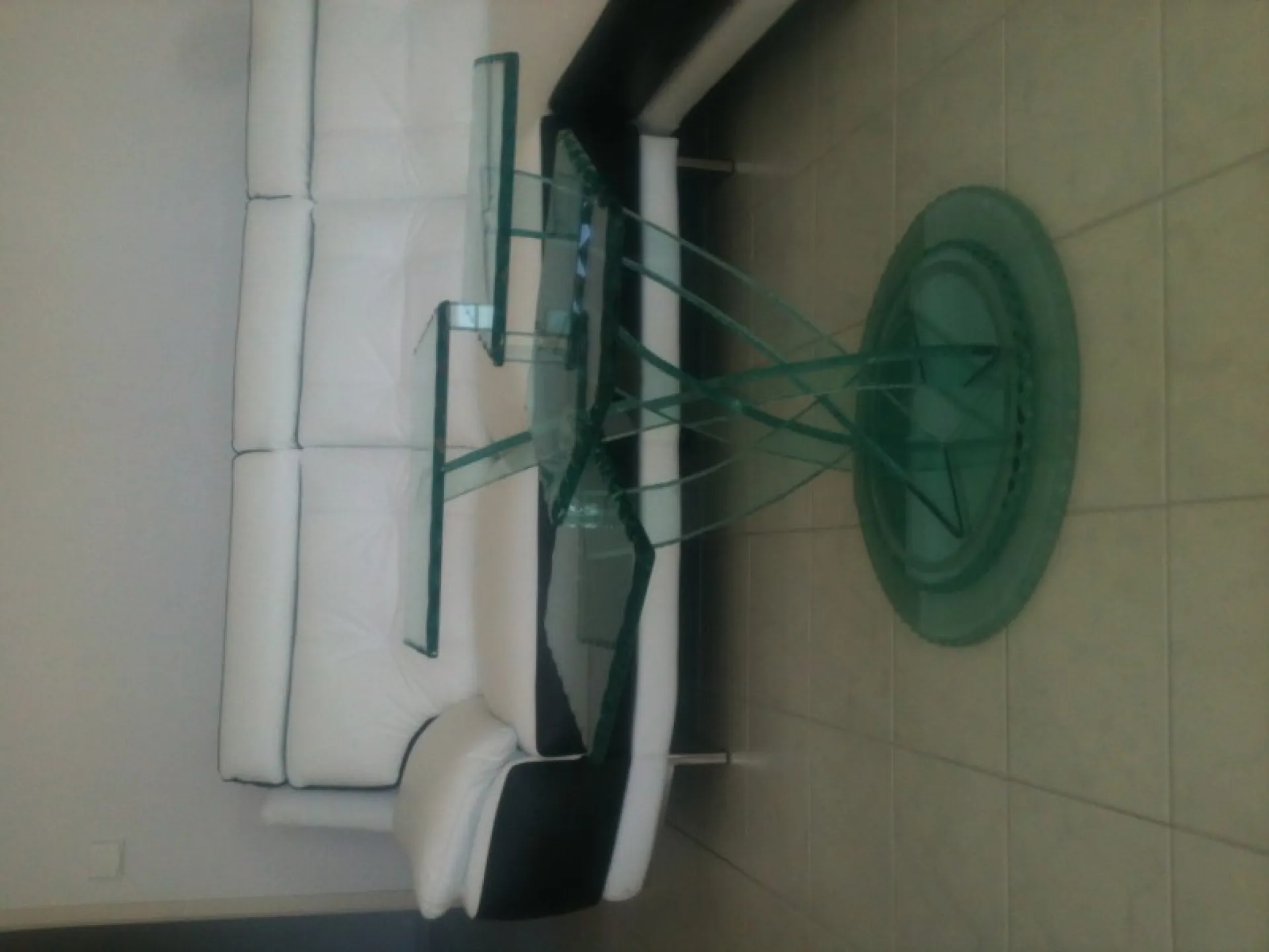 Table design avec plateau de verre