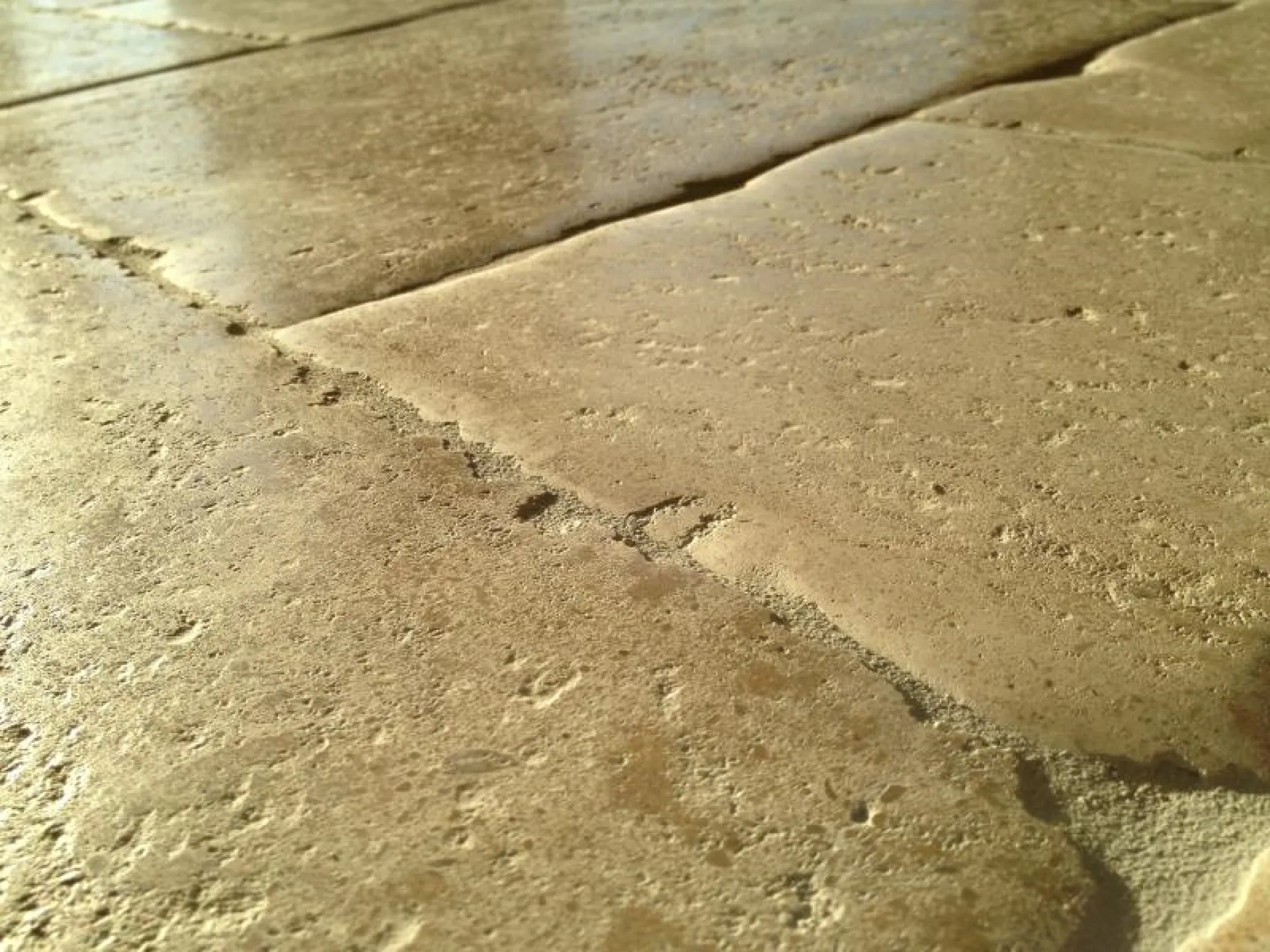 Pierre naturelle Travertin ou Dordogne avis pour sol intérieur et extérieur