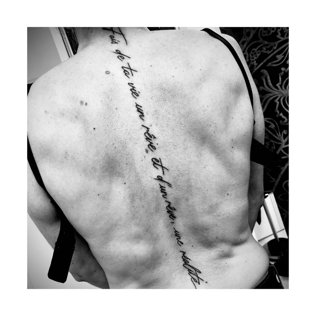 tatouage fin, écriture fines et légère à Craponne