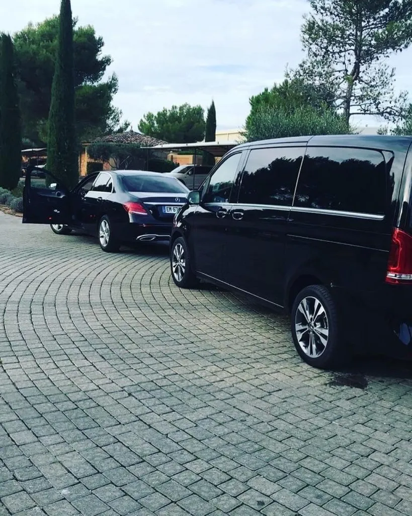 Location de cars haut de gamme avec chauffeur au Castellet pour voyage de groupe
