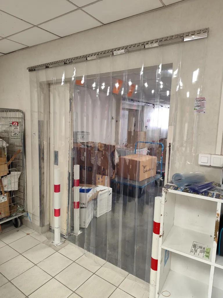 RIDEAUX LANIERES PVC TRANSPARENT POUR ISOLATION THERMIQUE DE CIRCULATION DU PERSONNEL ET MATÉRIEL INTÉRIEUR/ EXTÉRIEUR FROID ET CHAUD.
 HÔPITAL AIX EN PROVENCE 
BOUCHES DU RHÔNE 13