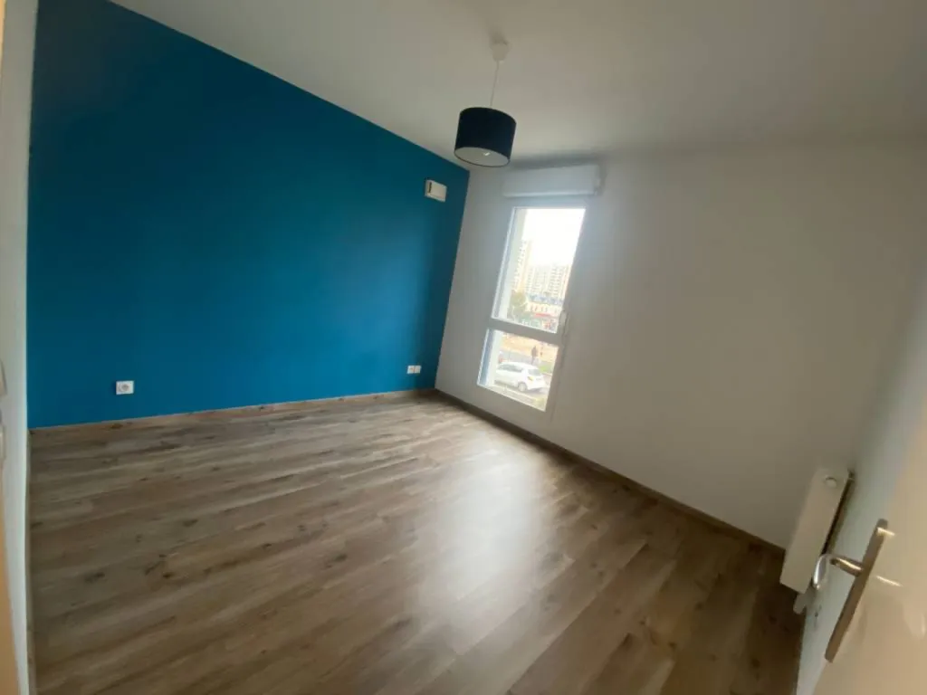 Situé au 05 rue Adrienne Bolland à Le Petit-Quevilly