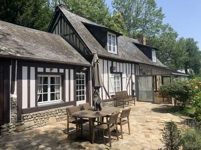 A VENDRE - PAYS d'AUGE du CALVADOS, région CAMBREMER (14340) petite maison en colombages et 730 m2 de terrain