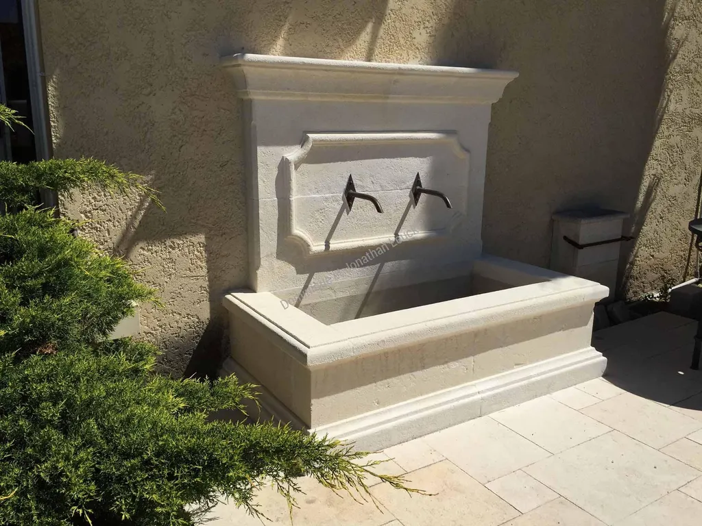 Fronton et bassin en pierre d'Estaillades