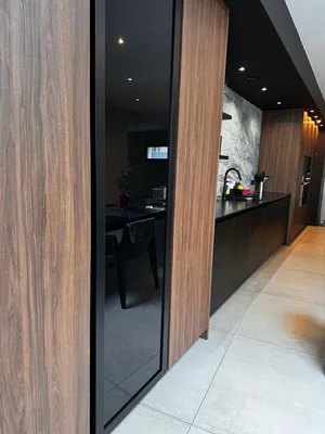 cuisine haut de gamme avec colonne porte en verre