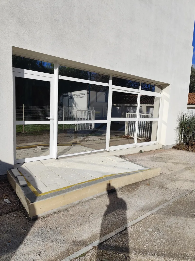 FOURNITURES ET POSE DE FILM SOLAIRE ANTI CHALEUR SUR FENÊTRES ET BAIES VITRÉES SUR UNE ECOLE PRIVÉE 