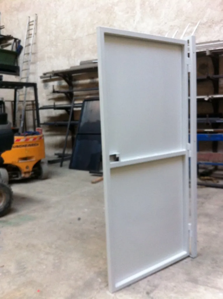 PORTE METALLIQUE AVEC BARREAUX ANTI ESCALADE