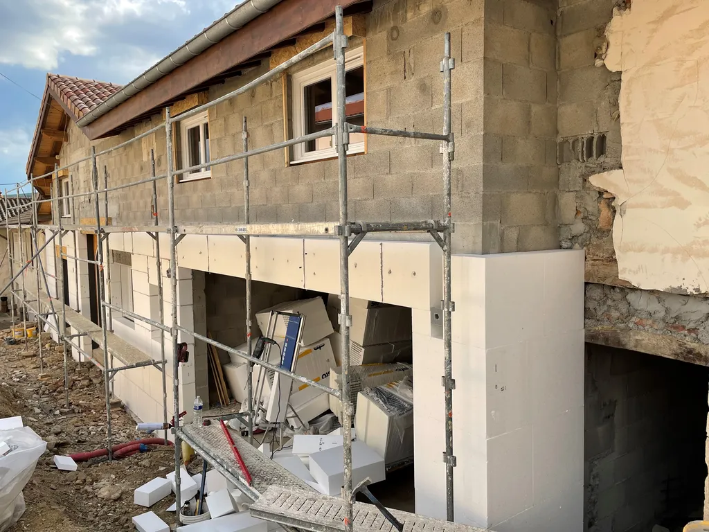 Travaux d’isolation thermique par l’extérieur (ITE) à Charbonnières-les-Bains pour réduire les pertes de chaleur