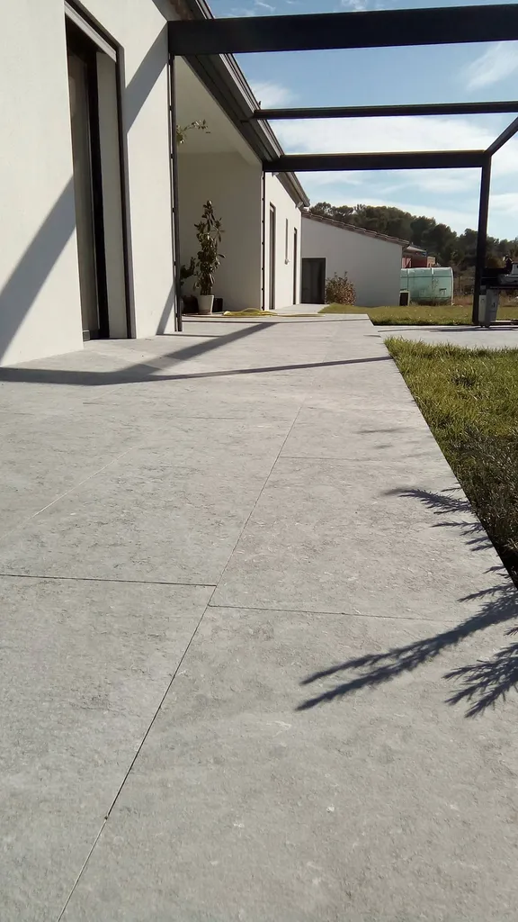 DALLAGES EXTERIEURS EN PIERRE NATURELLE CASTELLA GRISE 