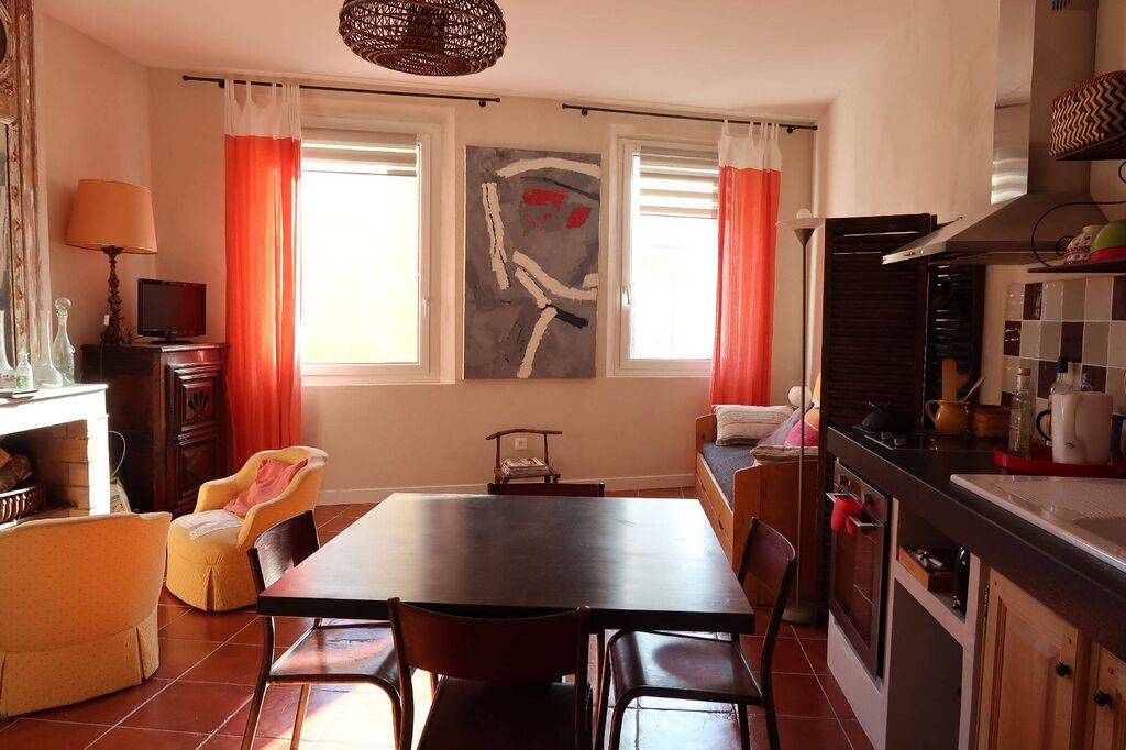 Vente appartement 1 Cassis dans le village avec mezzanine, cheminée et vue dégagée