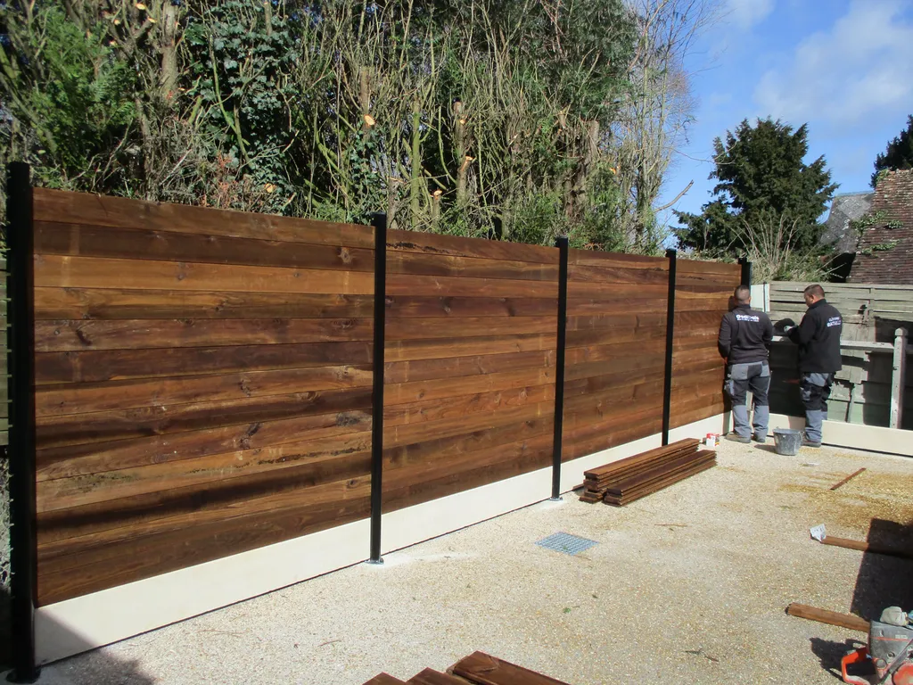 Installation de Clôture Occultante Mixte Acier et Bois, Modèle Durable Sur-Mesure à Rouen en Seine-Maritime 76 et Bois-Guillaume