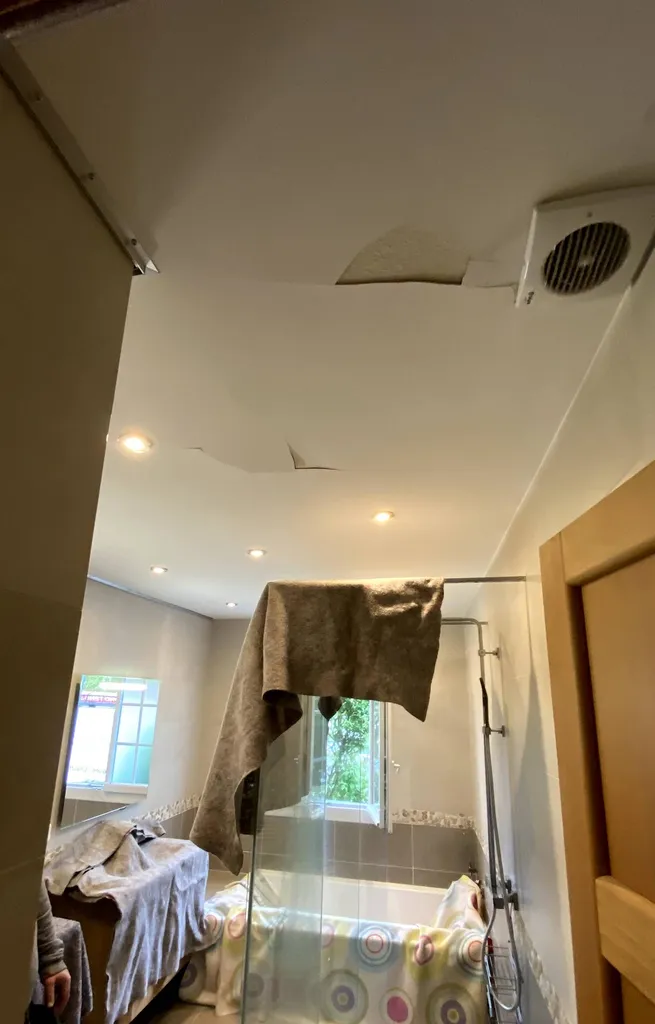 Comment réparer un plafond plâtre écaillé ? Grâce au plafond tendu BARRISOL ! Lacroix-Falgarde By Plafonds Tendus Occitans Muret