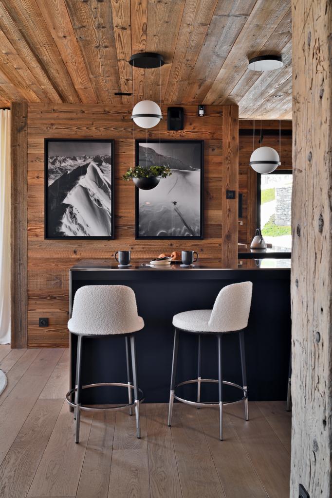 Réalisation d'une cuisine moderne sur mesure en bois et inox dans un chalet haut de gamme à Chamonix-Mont-Blanc