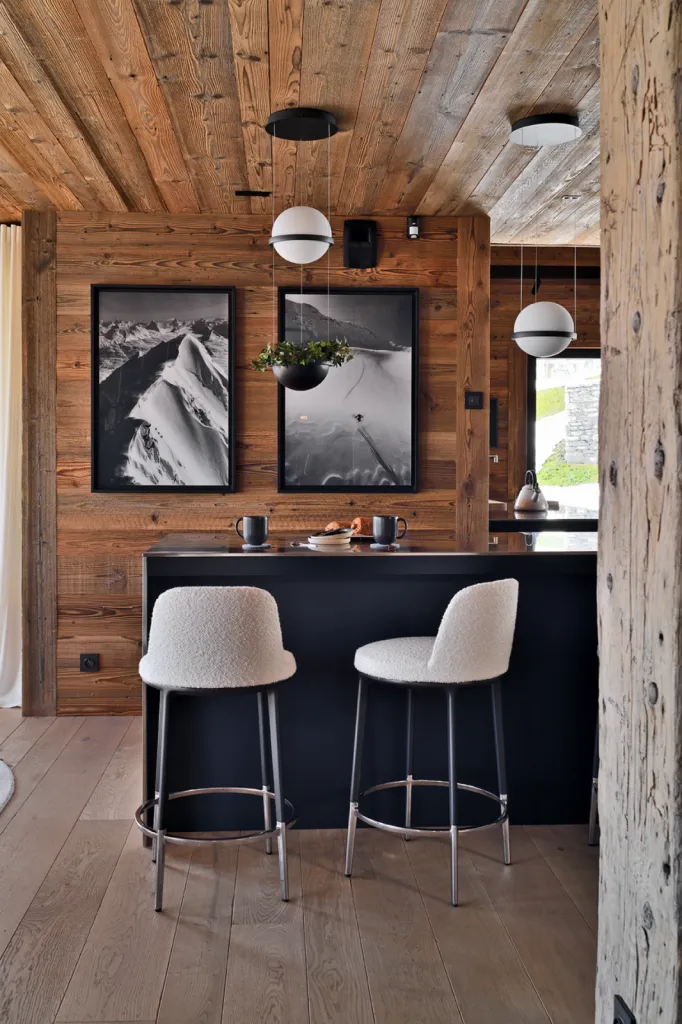 Réalisation d'une cuisine moderne sur mesure en bois et inox dans un chalet haut de gamme à Chamonix-Mont-Blanc