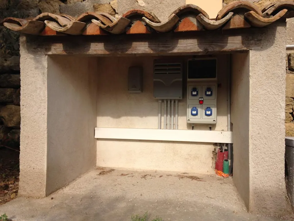 Réalisation d'un portail avec piliers et mur en pierres à Salon de Provence -Local technique