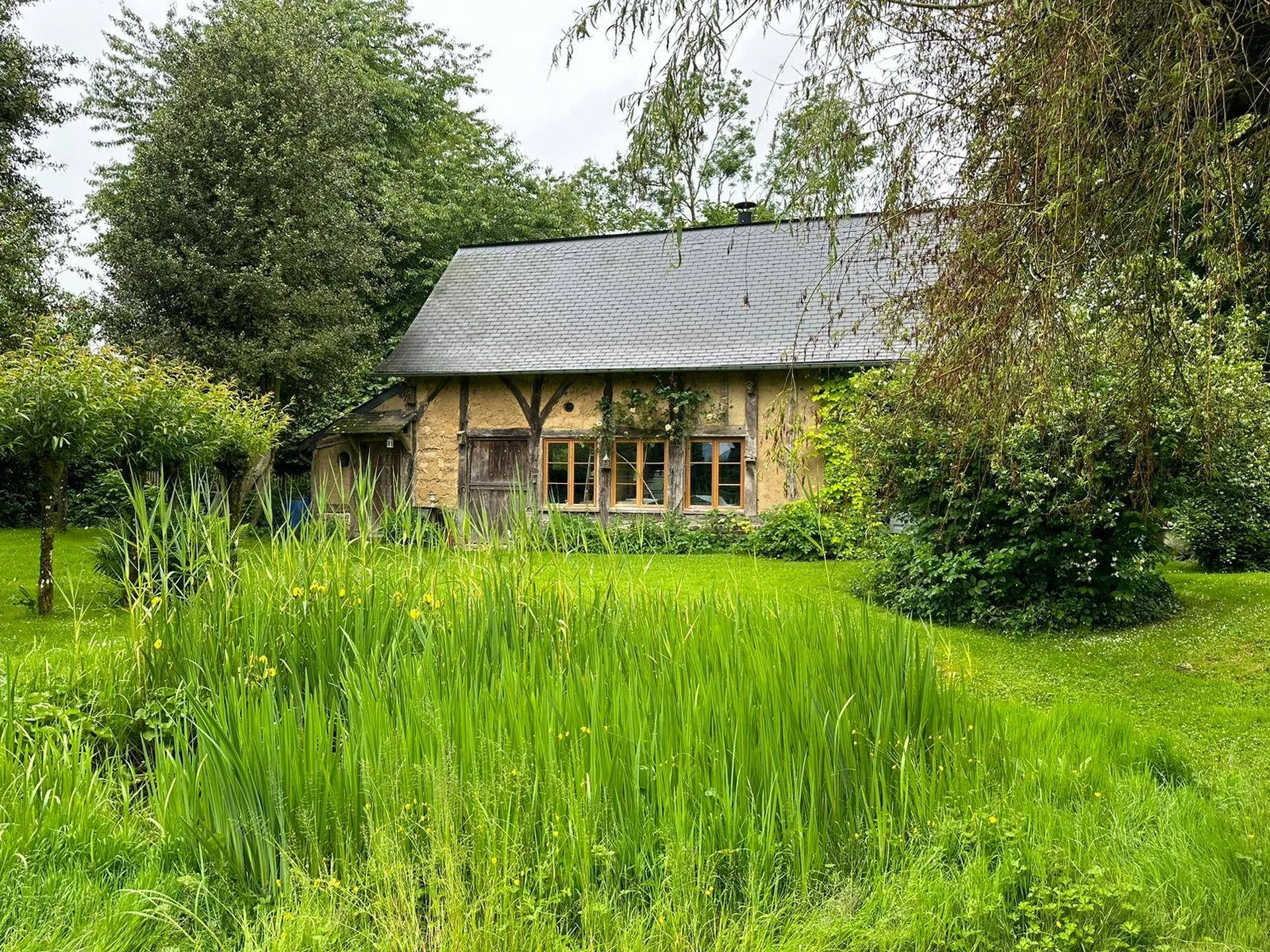 À vendre : longère de charme en Normandie, alliant authenticité et confort moderne.