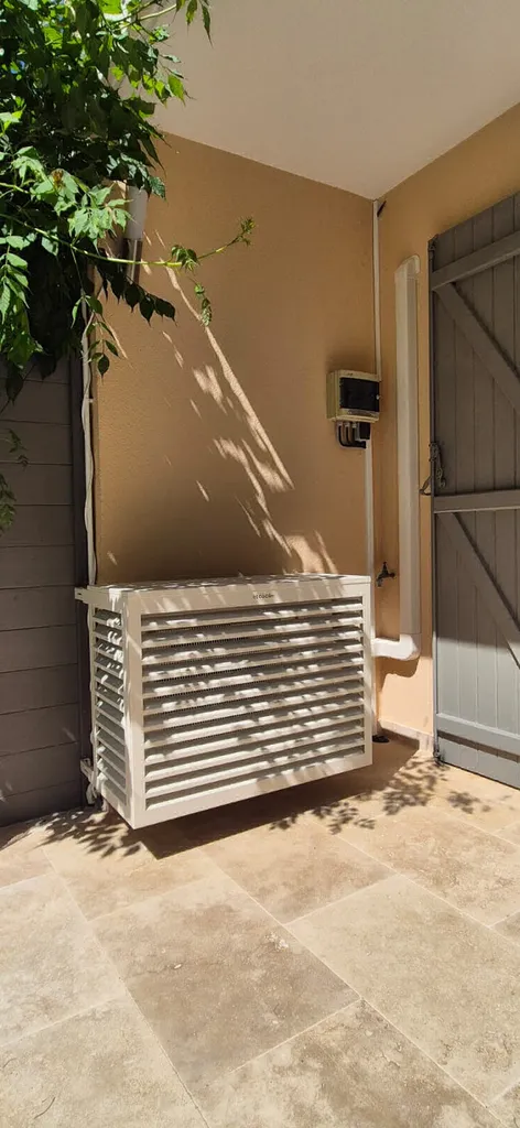 Installation d'une climatisation Mitsubishi avec cache-clim à Sainte-Maxime par ClimElec+