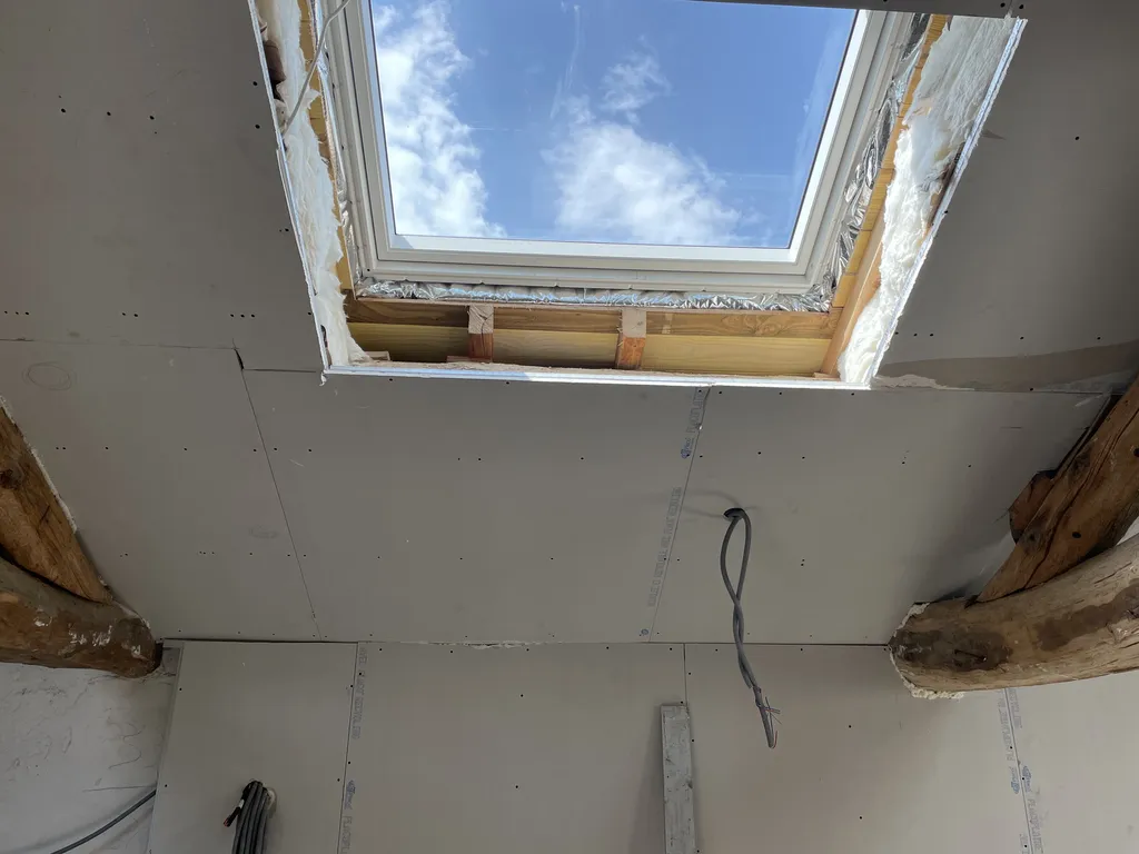 Isolation des plafonds rampants en laine de verre en rénovation intérieure d'une maison à Villefranche sur Saône (69)