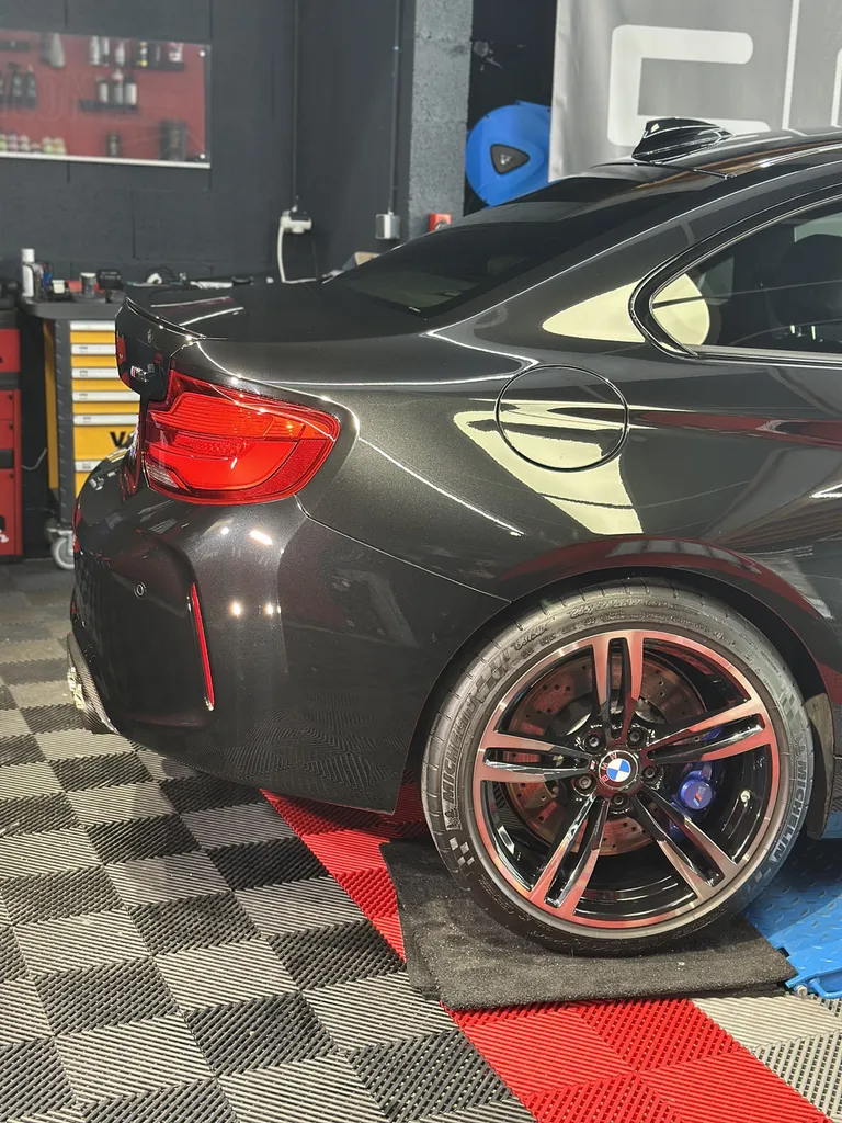 Detailing auto lyon spécialiste du traitement céramique et de la protection carrosserie sur BMW M2 voiture sportive