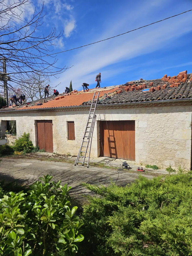 Réaliser un remaniement de toiture avec dépose de plaques amiantées à Gordes