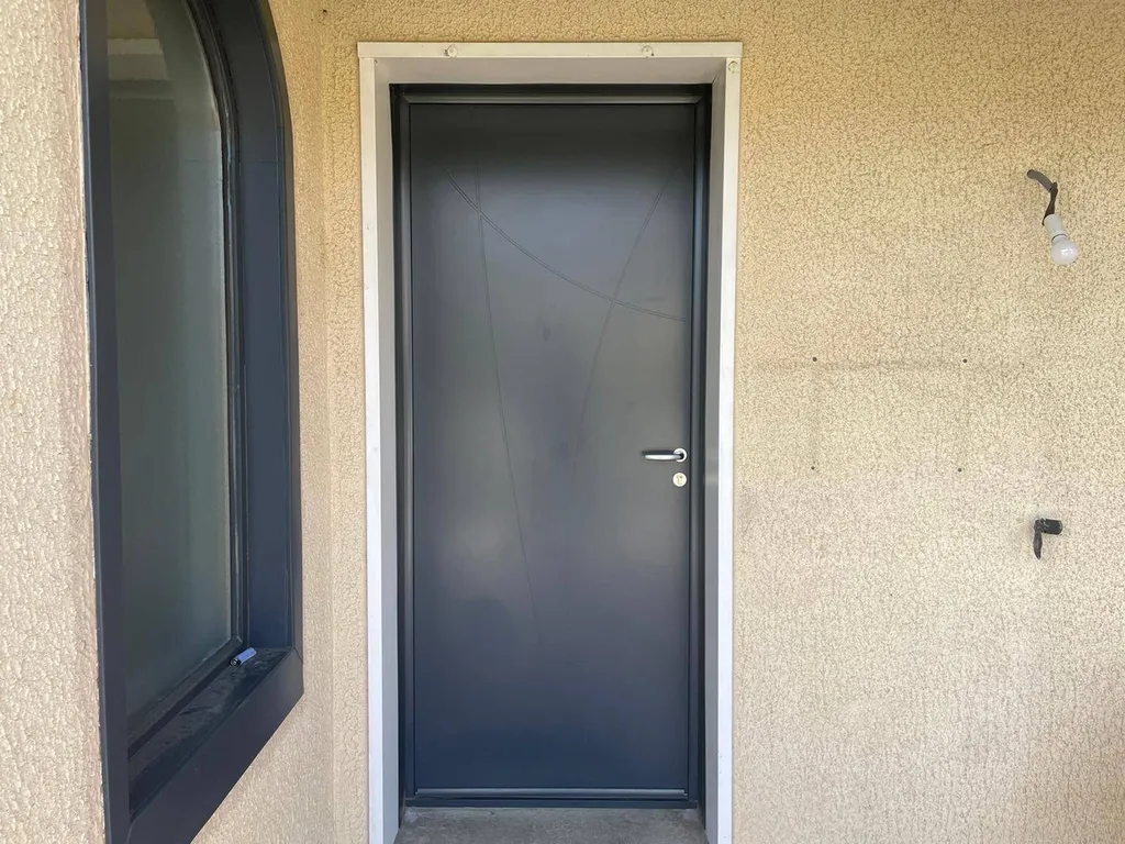 porte d'entrée dans copropriété gris anthracite pose à Tassin