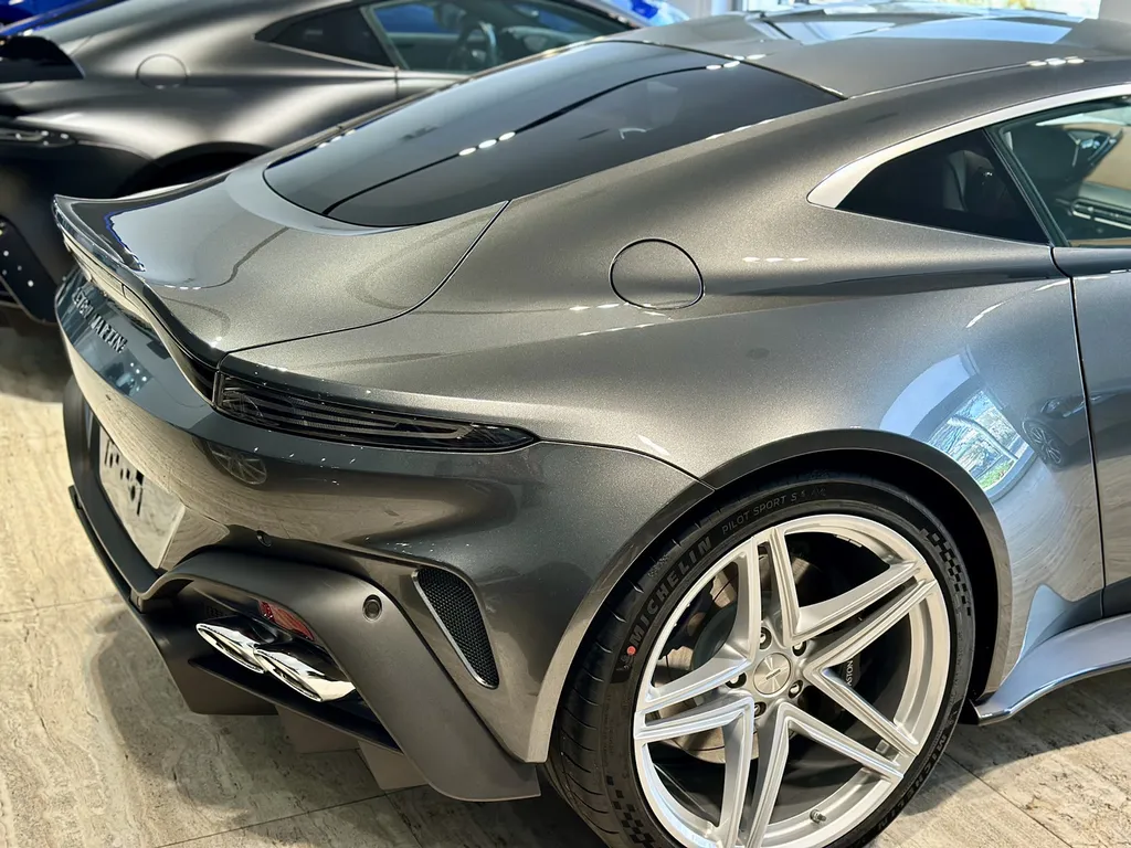Traitement céramique Aston Martin Vantage DETAILING spécialiste voiture de sport sur Mornant 