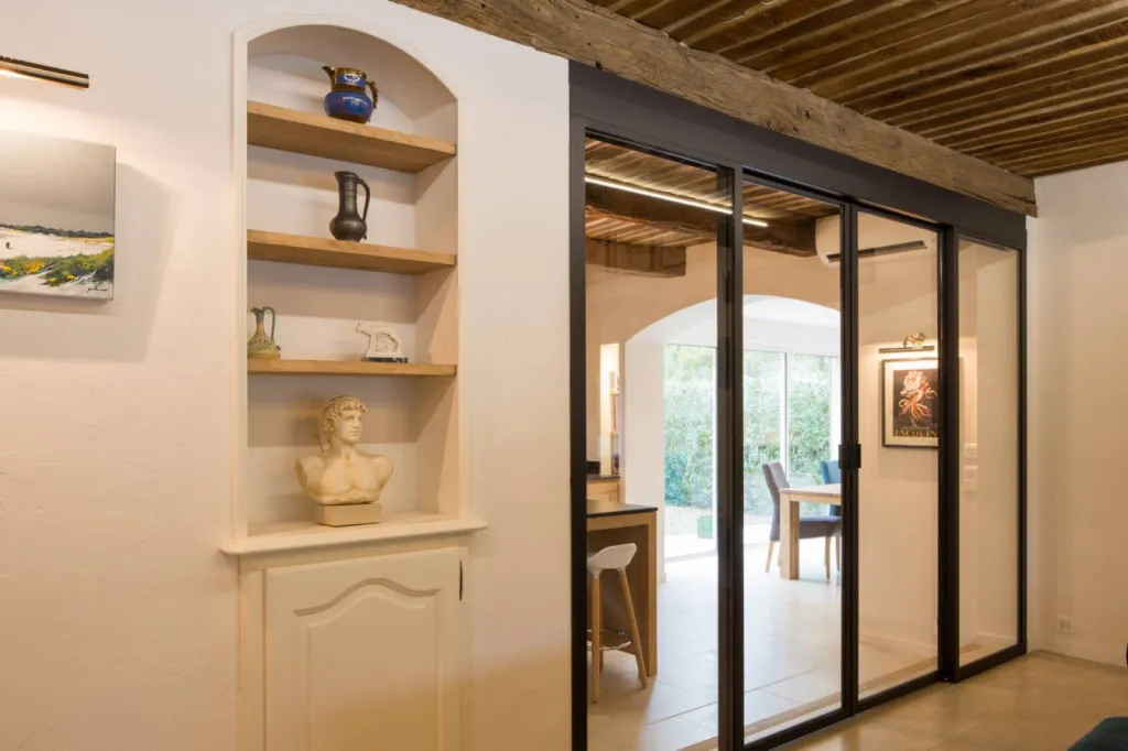 Rénovation d'une maison : création d'une séparation en ferronnerie dans le salon à Lourmarin