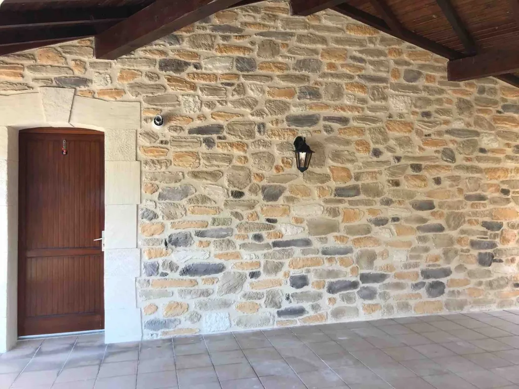 Rénovation d’une façade en pierre taillée à Calmont à côté de Mazamet dans le 34