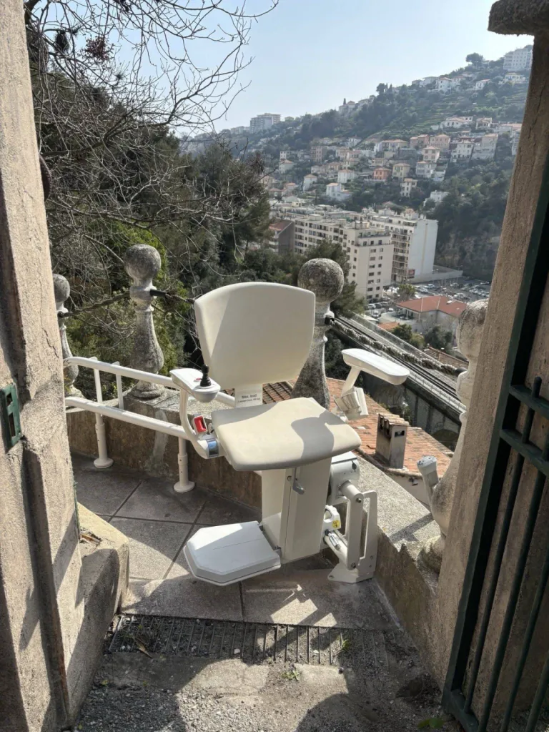 Une fois arrivé, voici le fauteuil monte-escalier OTOLIFT TWO en extérieur dans escalier courbe de 30 m de long à Fréjus