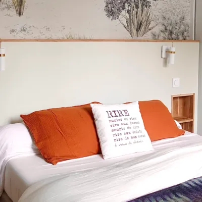 Chambre parentale lumineuse avec grande tapisserie panoramique invitant au voyage, par l'Atelier D, architecte d'intérieur à Bordeaux