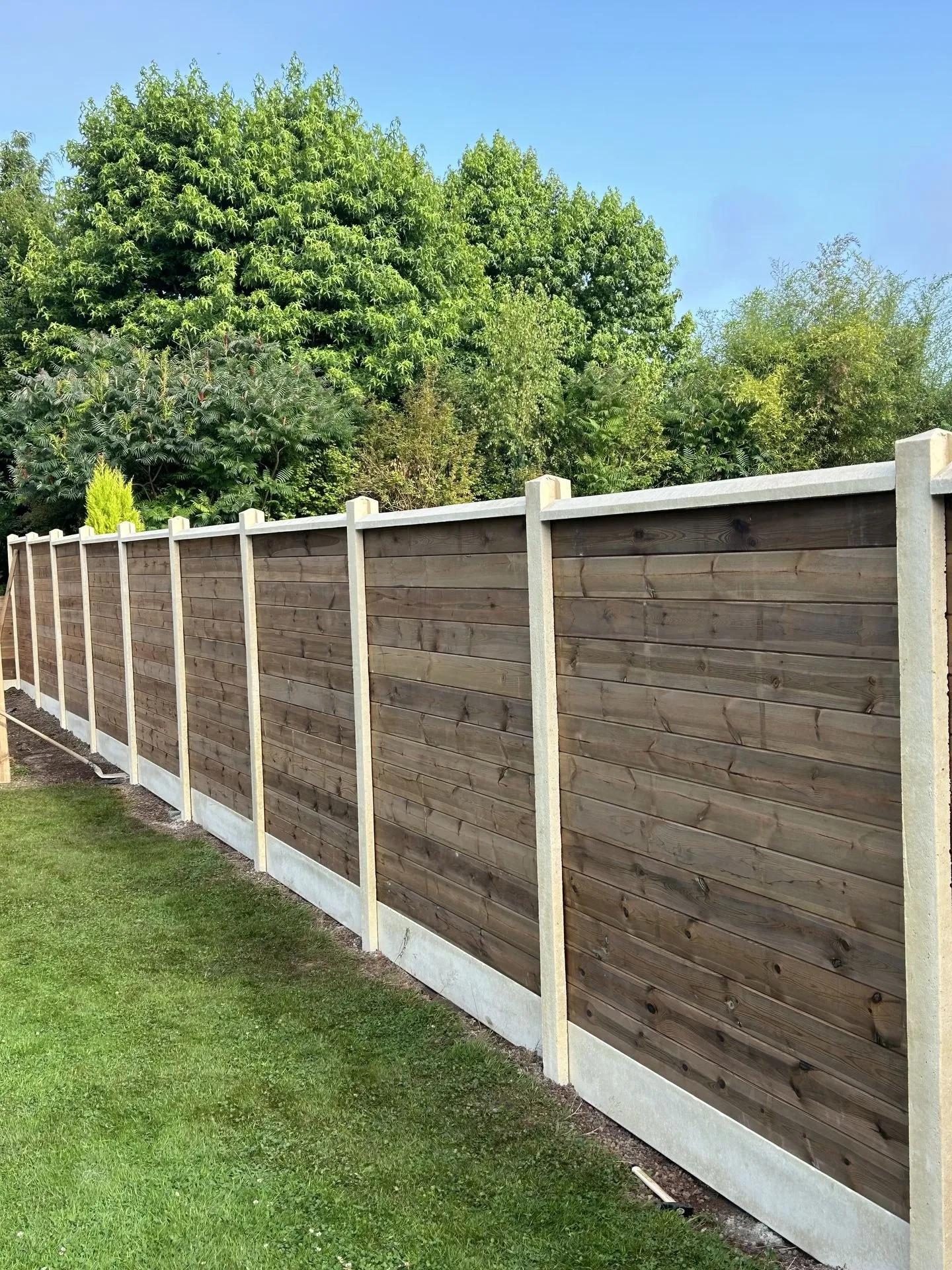 Installation de Clôture Occultante Mixte Béton et Bois, Lames Horizontales Sur-Mesure à Bernay dans l'Eure 27 et Serquigny