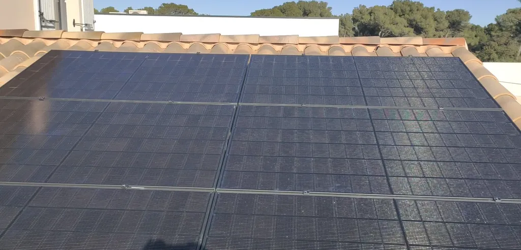 Solaire Impulsion à installé 8Kwc de panneaux solaires Dualsun 500Wc avec Enphase IQ8P à Istres 13800 et Vitrolles 13127