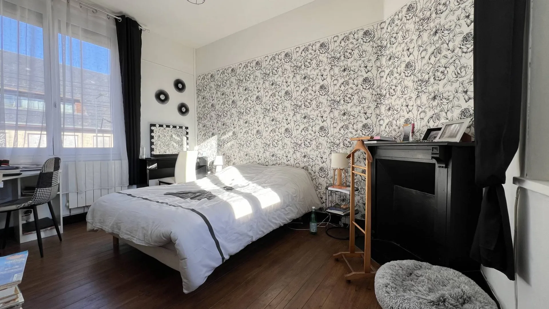 A vendre Charmante maison de ville 120m² avec 5 chambres, bureau, garage, terrasse, jardin clos 260m² et sous-sol complet, emplacement recherché centre-ville de Eu 76260.