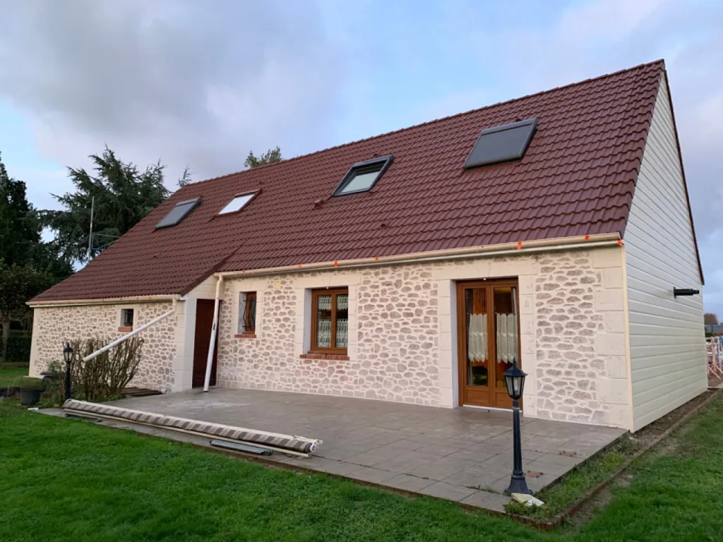 Ravalement de façade enduit projeté crépi par entreprise RGE sur maison individuelle secteur Breauté proche Fécamp 76 