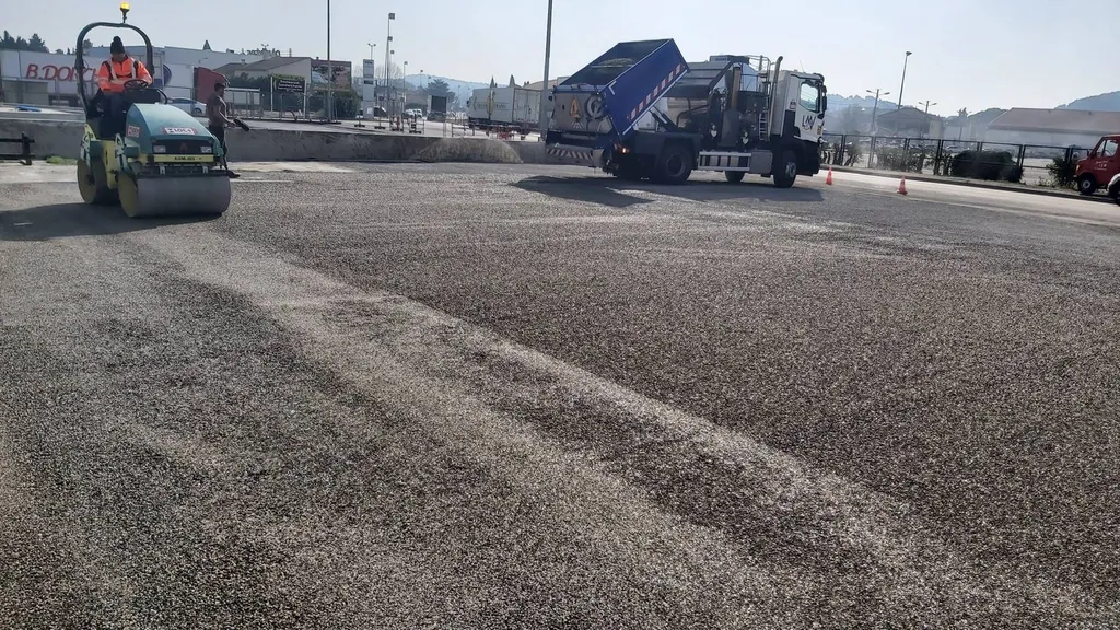 Réfection en gravillonnage bicouche du parking d'un garage à Chateaurenard dans les Bouches du Rhône