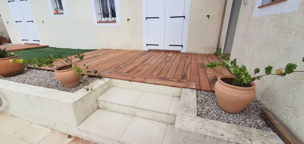 Réalisation d'une Terrasse en bois exotique 20 m², Bois Tigre Bras à Saint Maximin la Sainte Baume dans le Var