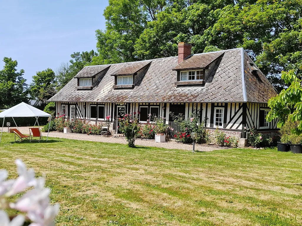 En vente - Vallée de Seine, village typique normand, propriété de caractère 3 chambres, au calme, jardin arboré.