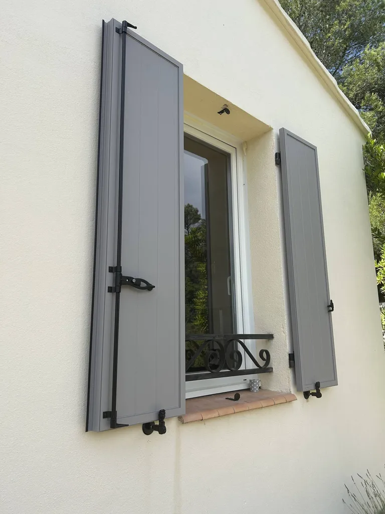 Installation de volets battants en aluminium dans le Luberon