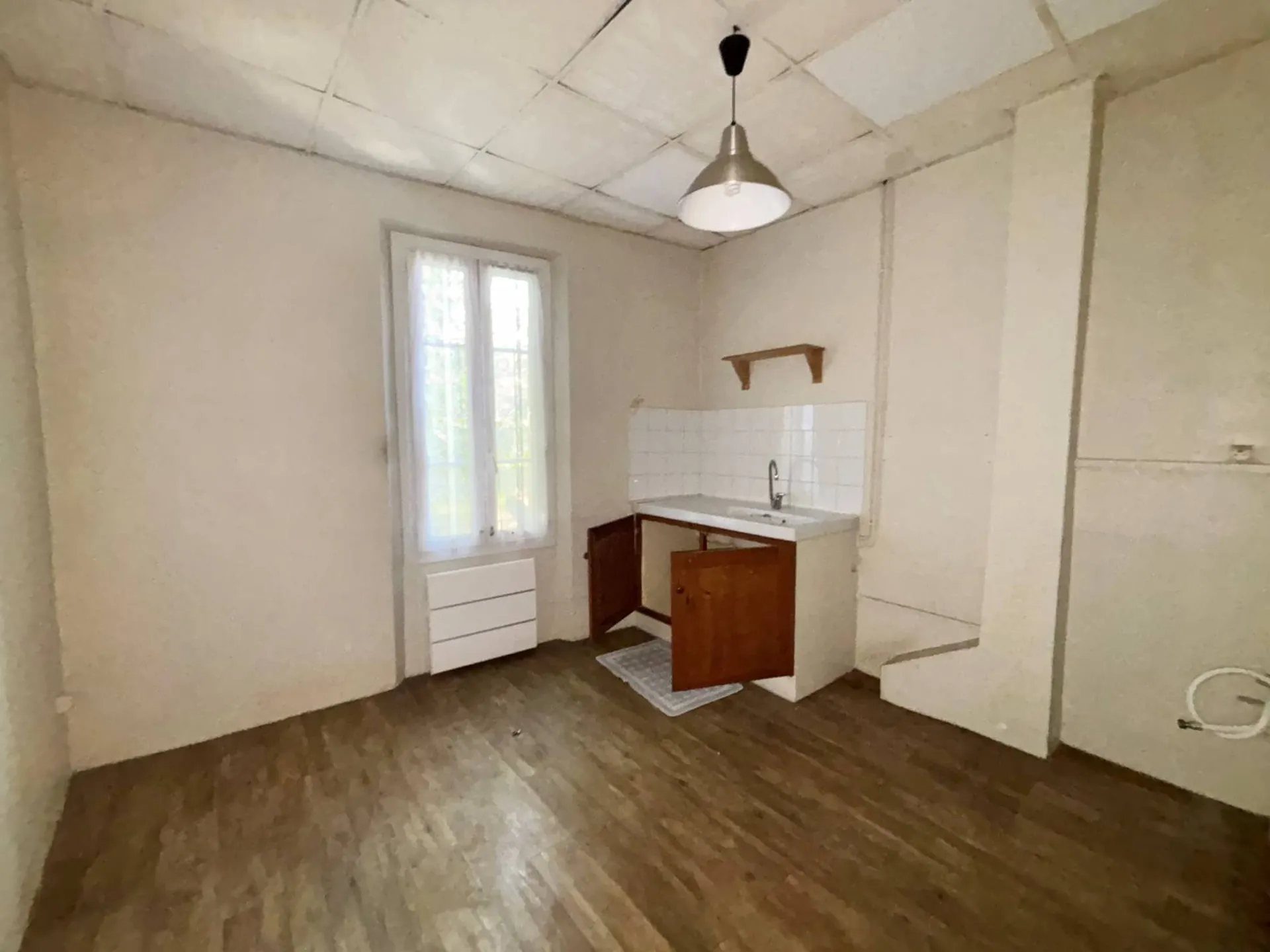 En ventre dans le centre ville d'Aubagne situé au 2ème étage