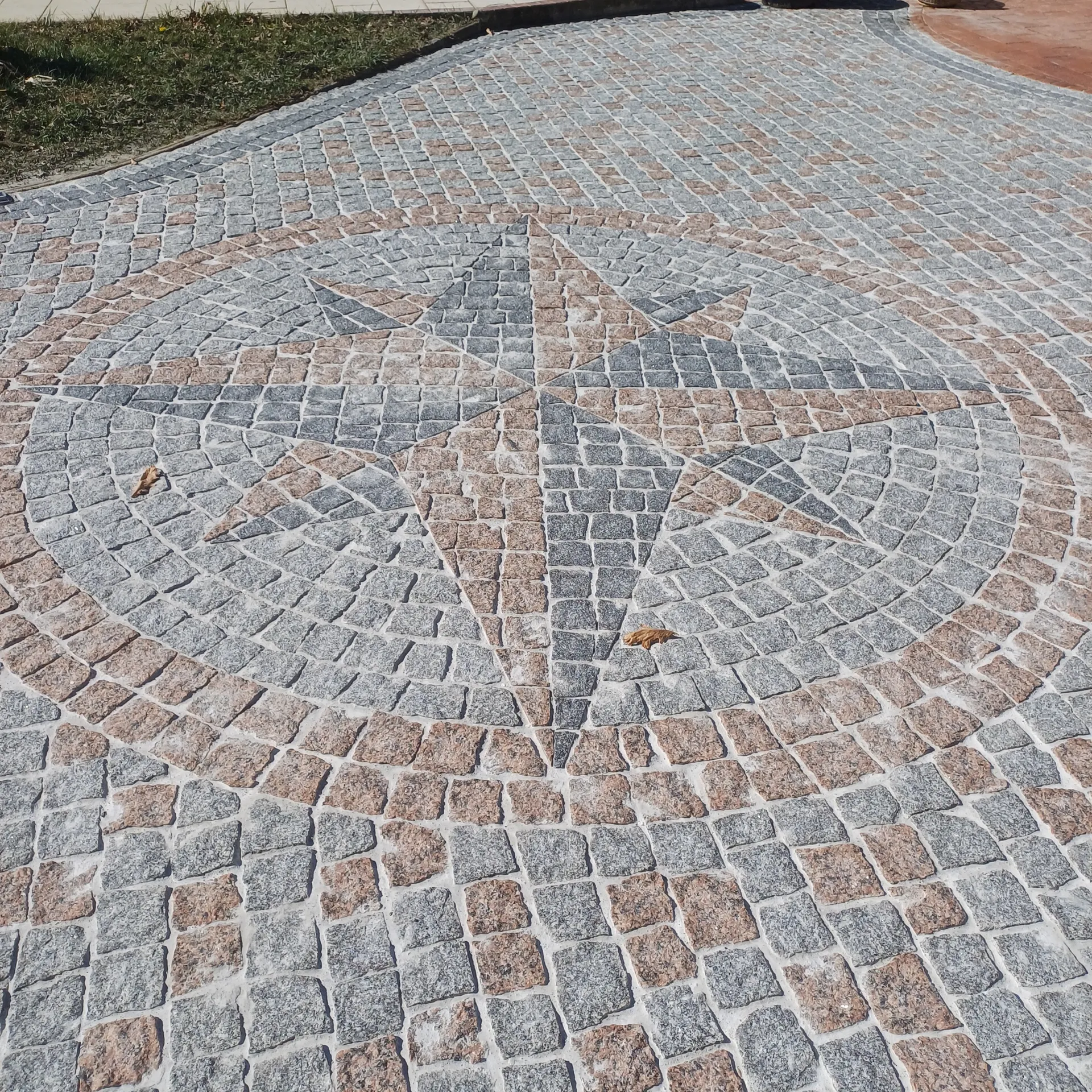 création d'un chemin et parkings en pavé granite gris albas et rose périno avec bande en pavé moir fadre 