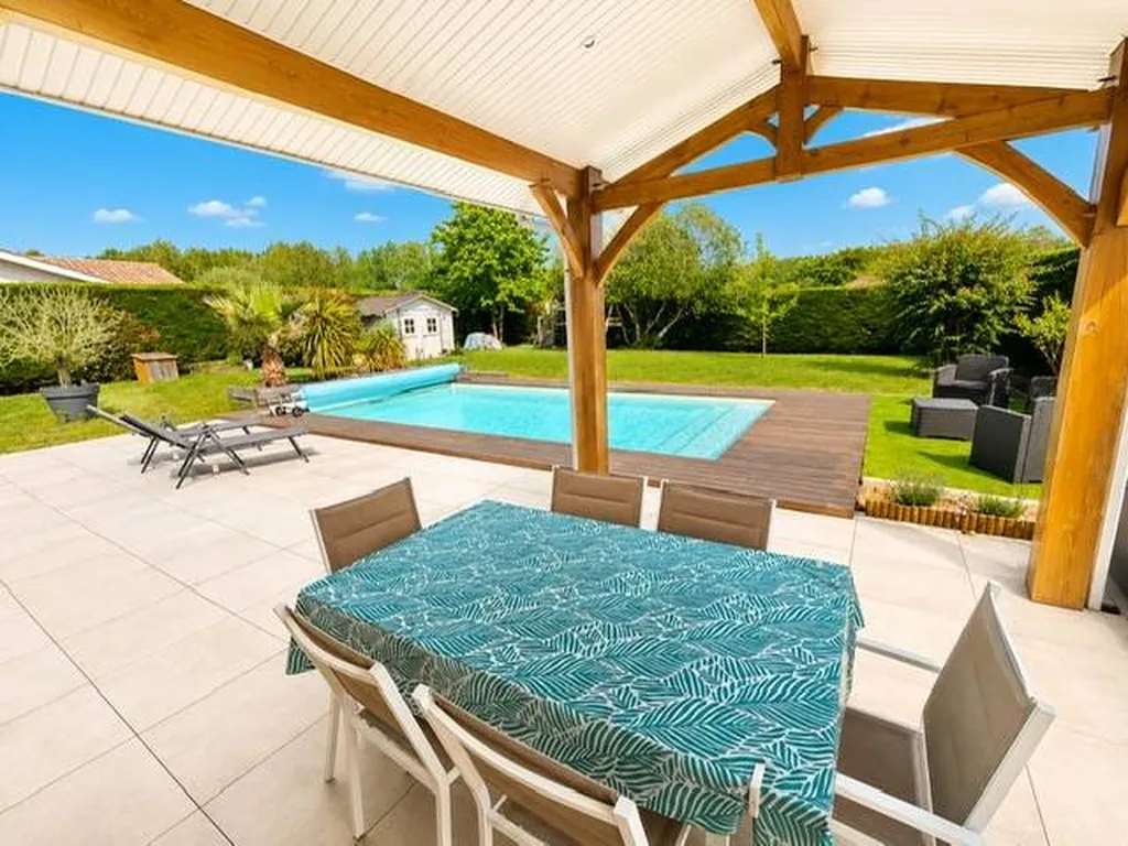 Maison d'environ 140m² avec 5 chambres sur 893m² de jardin avec piscine et garage