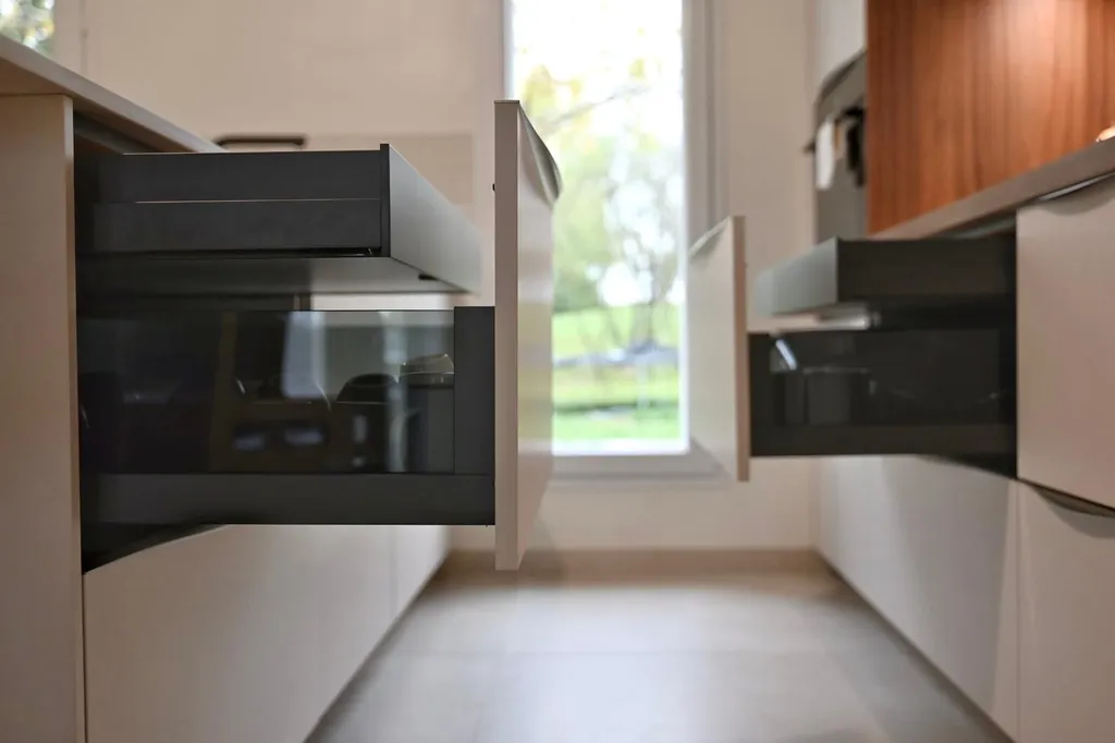 Cuisine haut de gamme aux espaces confortables pour une circulation fluide, près d’Albi dans le Tarn