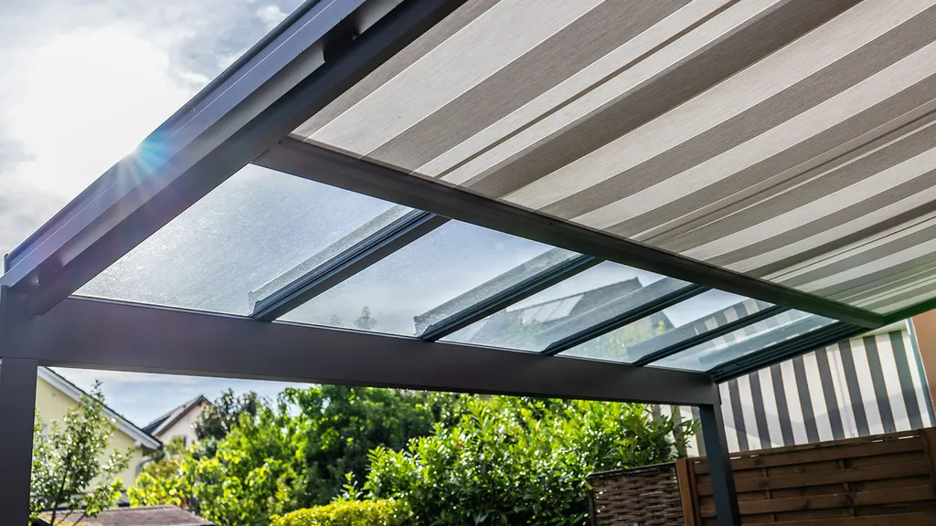 Pergola bioclimatique 4x3 m   à Arcachon en aluminium à lames orientables de 0 à 135 degrés et avec éclairage LED périphérique