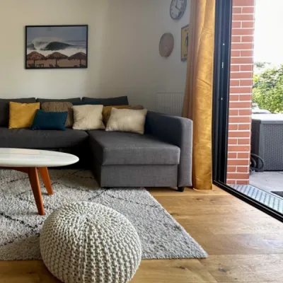 Salon avec mobilier contemporain et décoration harmonieuse, par l’Atelier D. architecte d’intérieur à Bordeaux